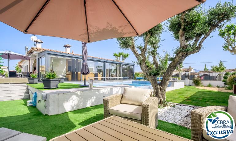 Preciosa casa reformada en el centro de Empuriabrava