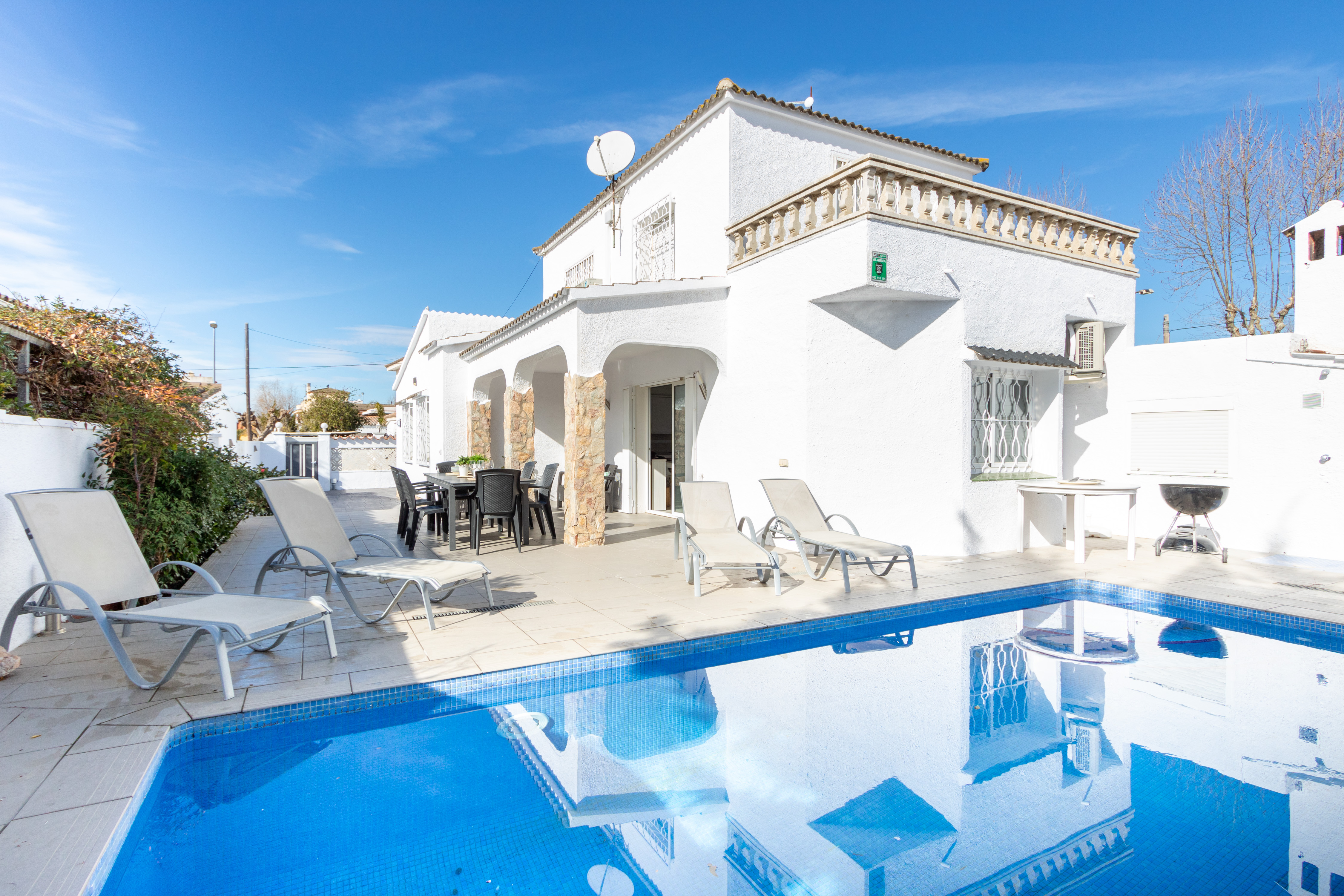 Detached house with pool close to the beach Empuriabrava