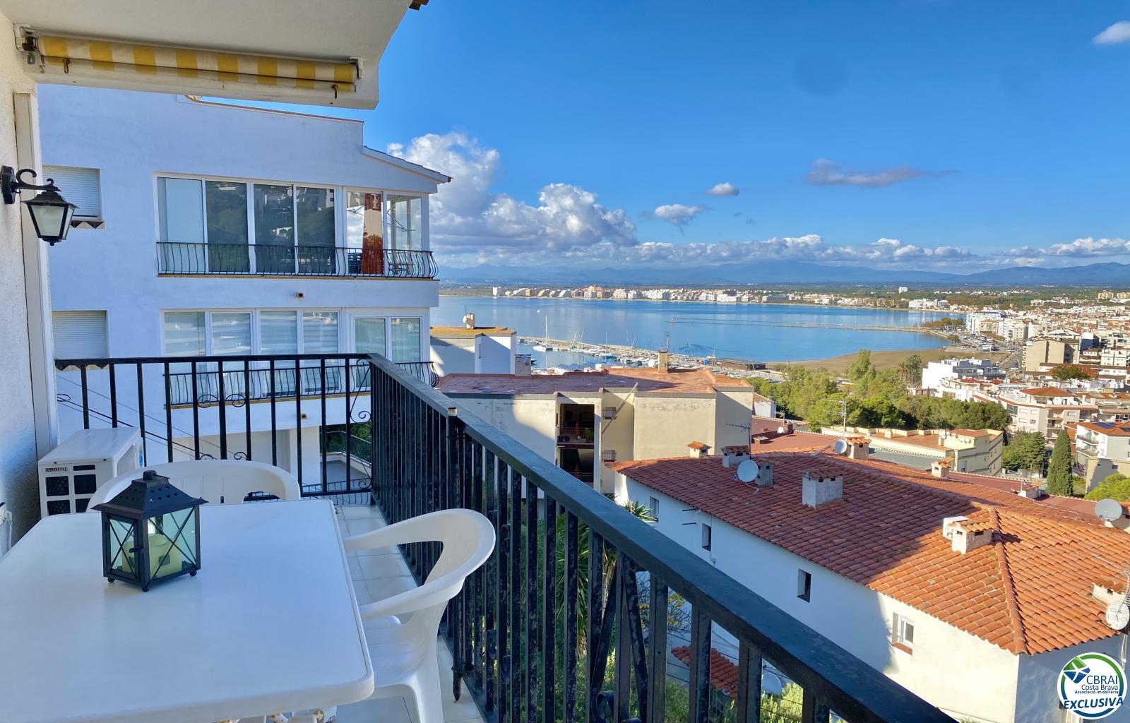 Beautiful apartment in Puig Rom with incredible sea views and private parking