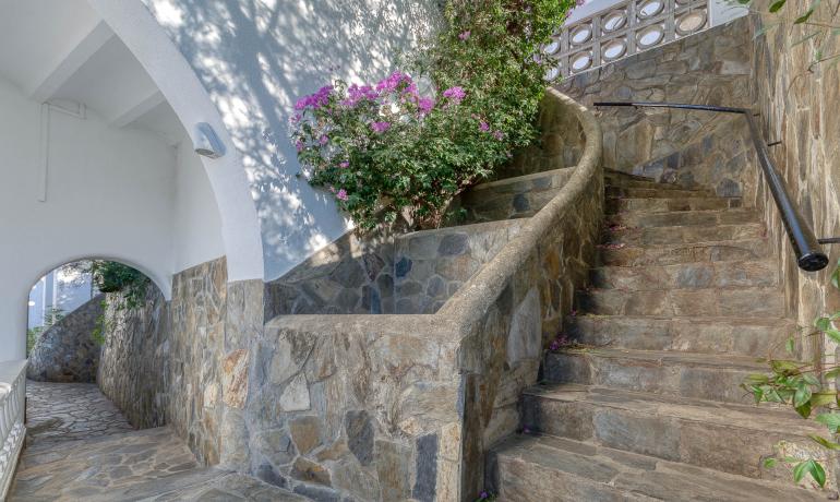 Beautiful house with infinity pool and spectacular views over the Bay of Roses