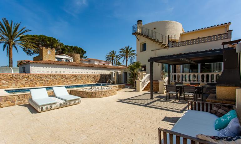 Mediterrane Villa mit Rustikalem Charme und Privatem Liegeplatz 12.50 m in Empuriabrava