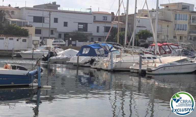 Amarre en puerto privado.