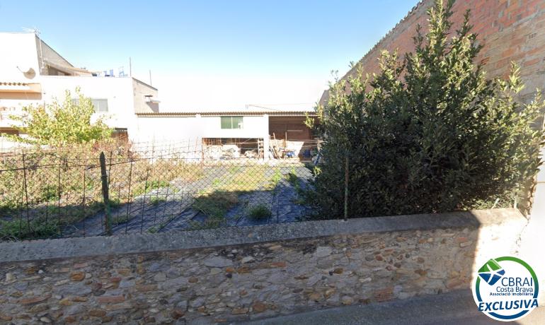 🌳 Unique Opportunity in Vilamacolum: 546m2 Plot with Charming Barn 🏡