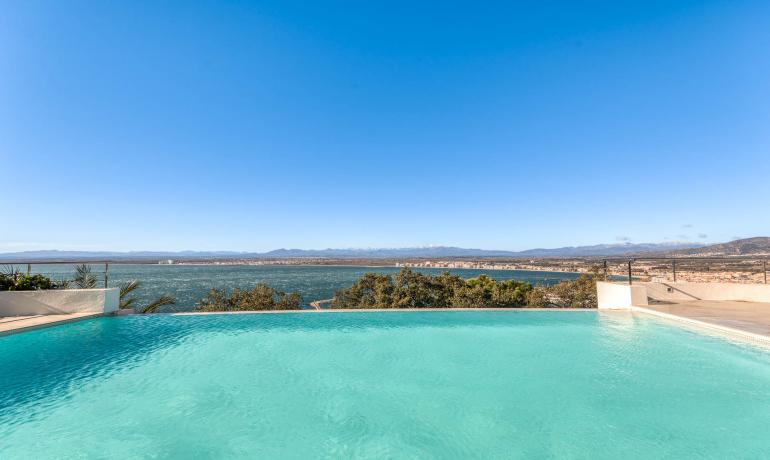 Preciosa casa amb piscina infinita i vistes espectaculars sobre la Badia de Roses