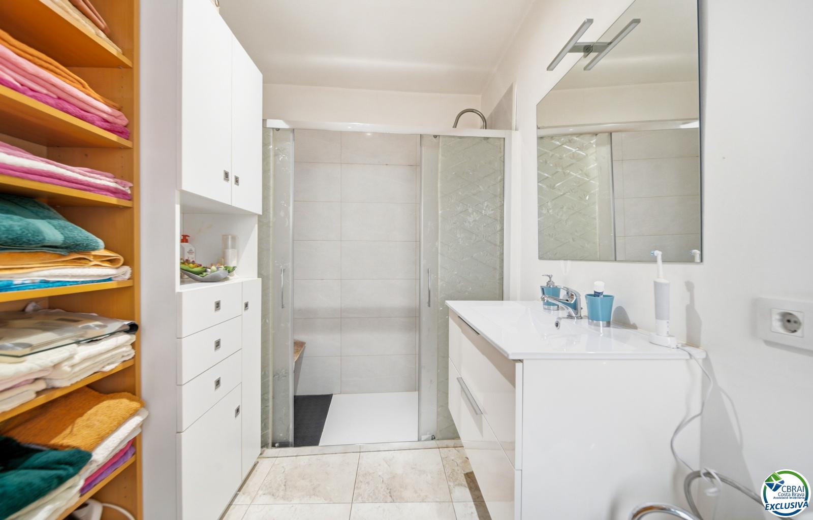 Apartment in the Heart of the Town Centre, Just 250 Metres from the Beach. - Ref. CBR6529 - photo 21