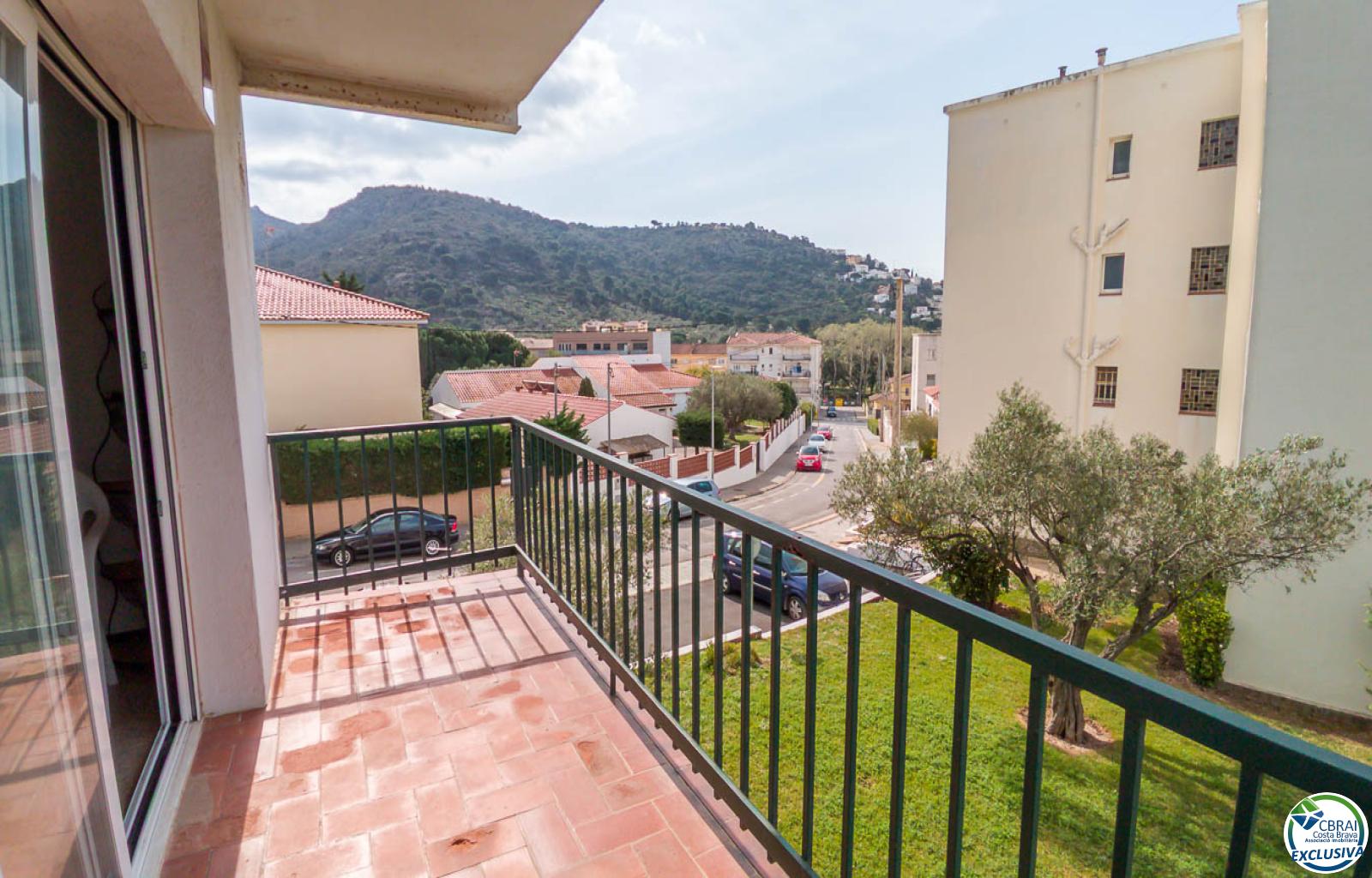 3 bedroom flat with communal swimming pool