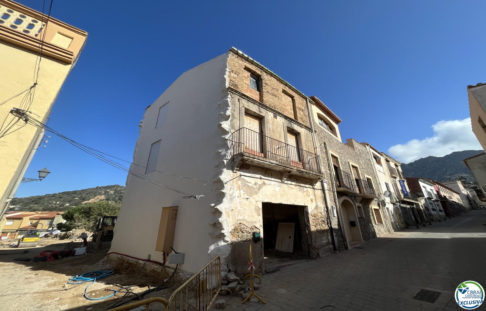 Town house to renovate in the center of Palau Saverdera