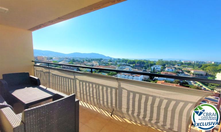 Apartment in ruhiger Lage mit beeindruckendem Blick auf die Bucht von Roses