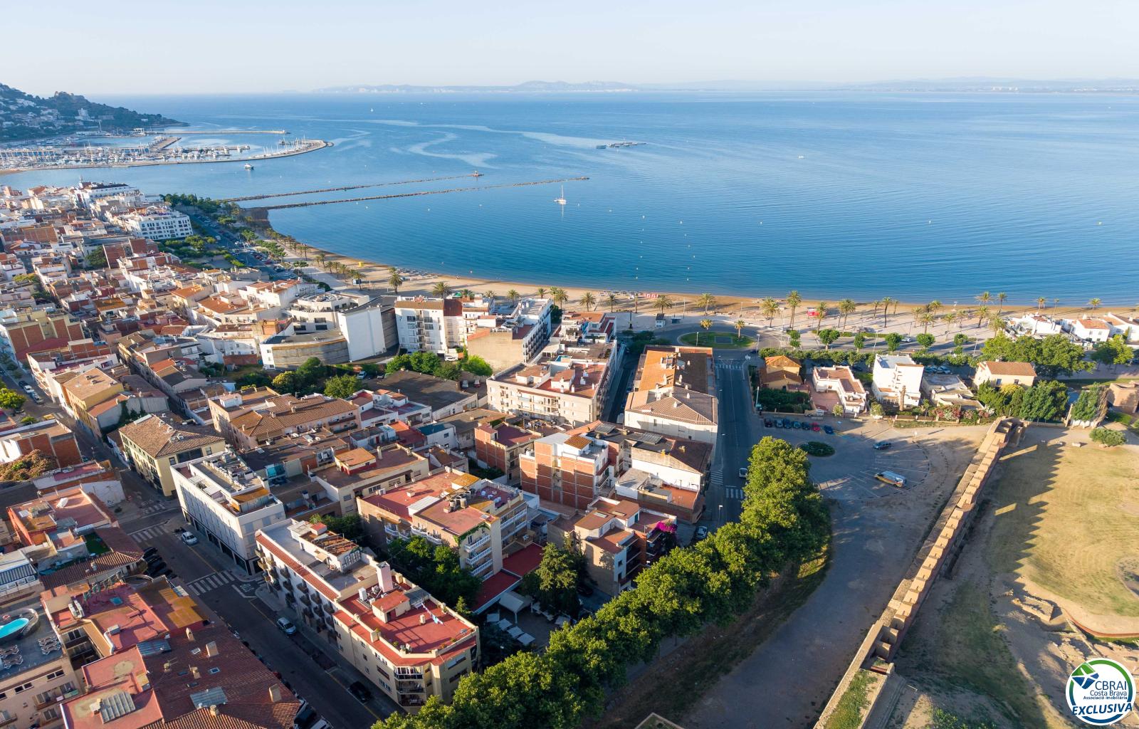 Apartment in the Heart of the Town Centre, Just 250 Metres from the Beach. - Ref. CBR6529 - photo 3