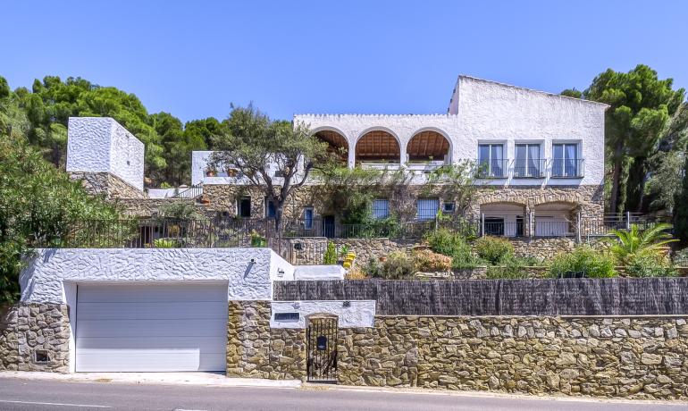 Impressive villa on the second line of the sea in Almadrava