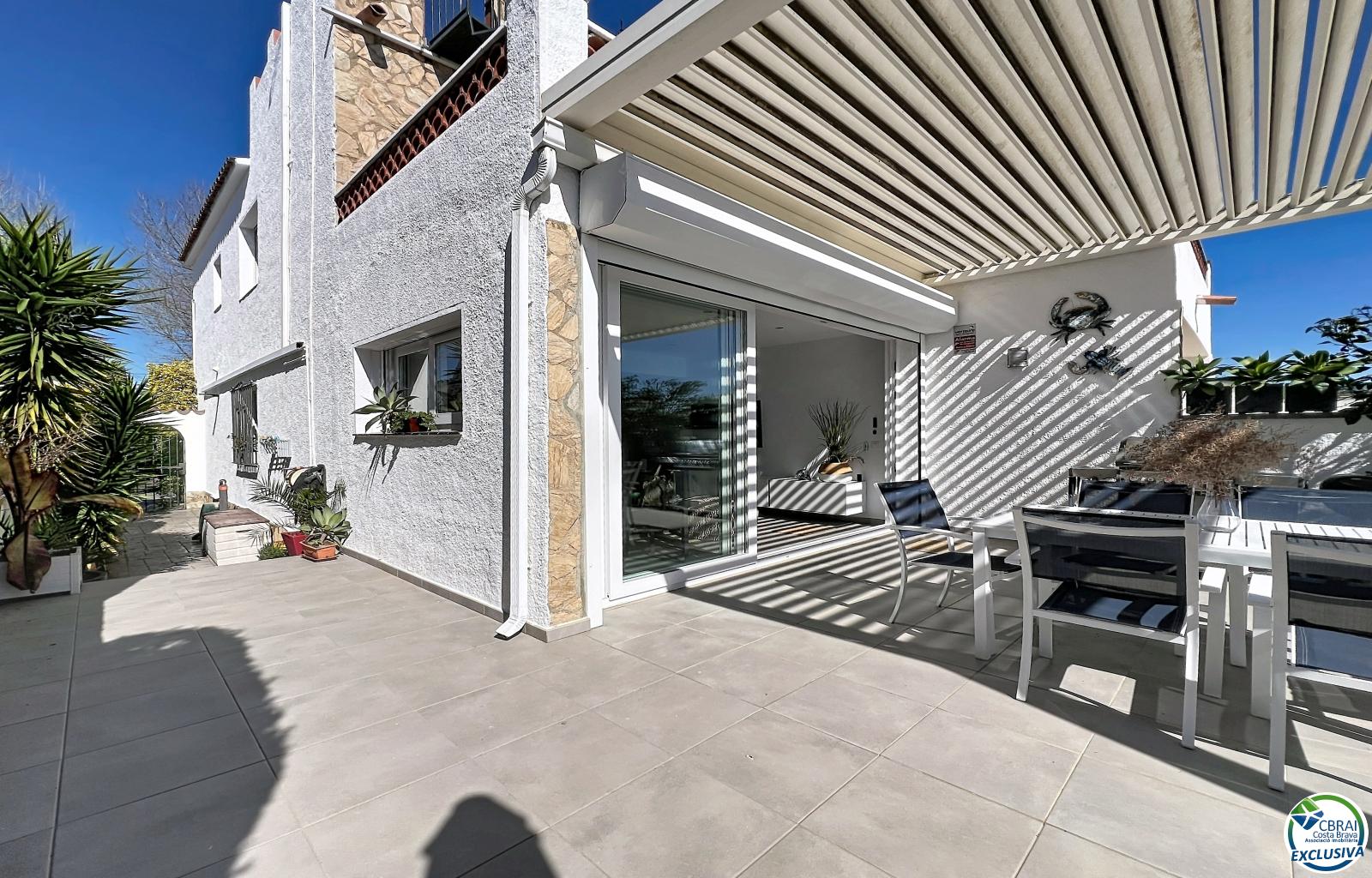 Renovated house in the south, featuring a pool and access to a wide canal in Empuriabrava. - Llobregat - Ref. CBR6415 - photo 7