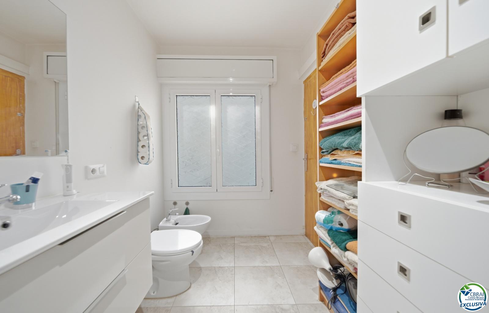 Apartment in the Heart of the Town Centre, Just 250 Metres from the Beach. - Ref. CBR6529 - photo 22