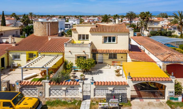 Villa Mediterránea con Encanto Rústico y Amarre Privado de 12.50 m en Empuriabrava