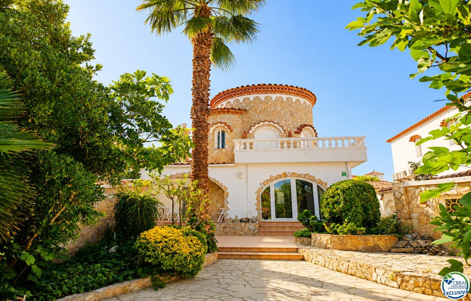 Villa de caractère, terrain de 500 m² et amarrage privé à Empuriabrava - Ebre - Ref. CBR6631