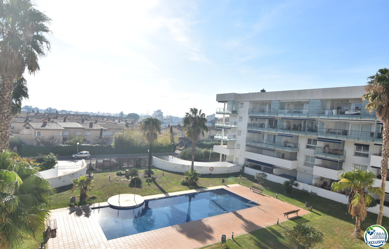Apartment located in Roses, Santa Margarita, with parking and private underground storage room.