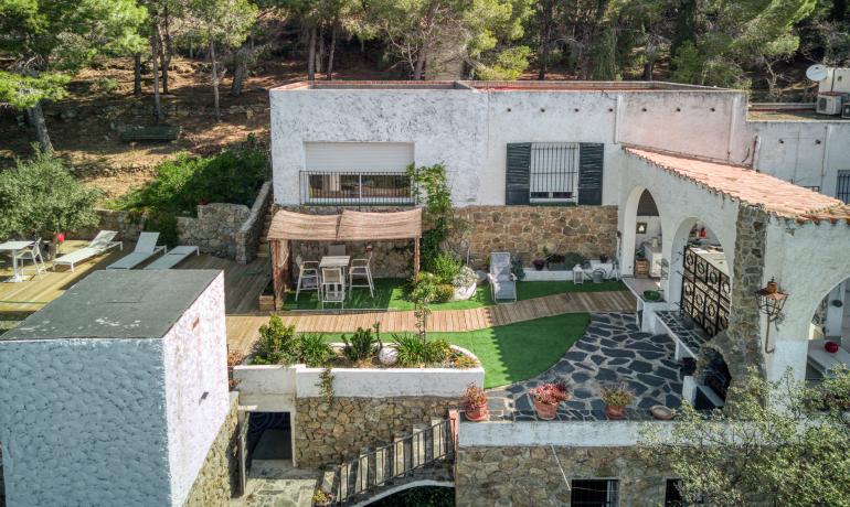 Impressive villa on the second line of the sea in Almadrava