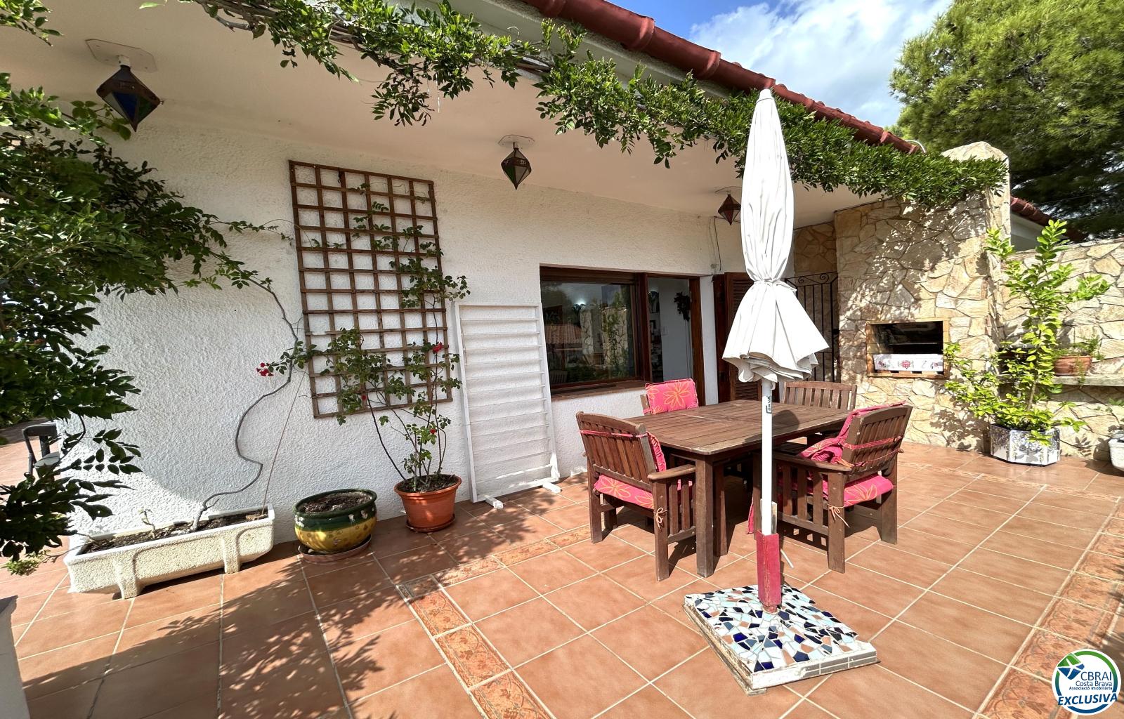 House in Llançà with a tourist license, sea views, and just a few meters from the beach. - Grifeu - Ref. CBR6637 - photo 10