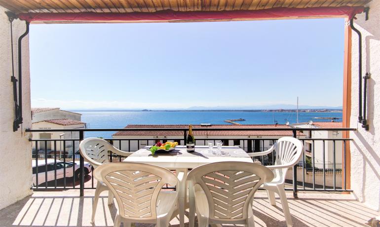 Charming apartment with sea views in the port area of Roses