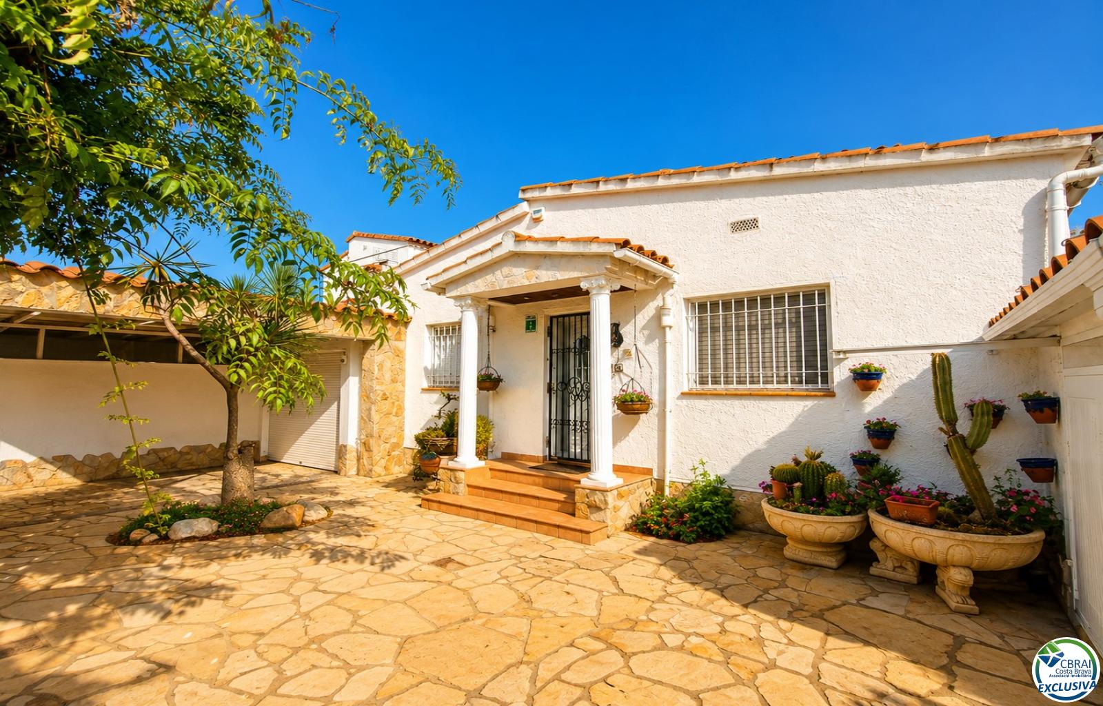 Villa de caractère, terrain de 500 m² et amarrage privé à Empuriabrava - Ebre - Ref. CBR6631 - photo 5