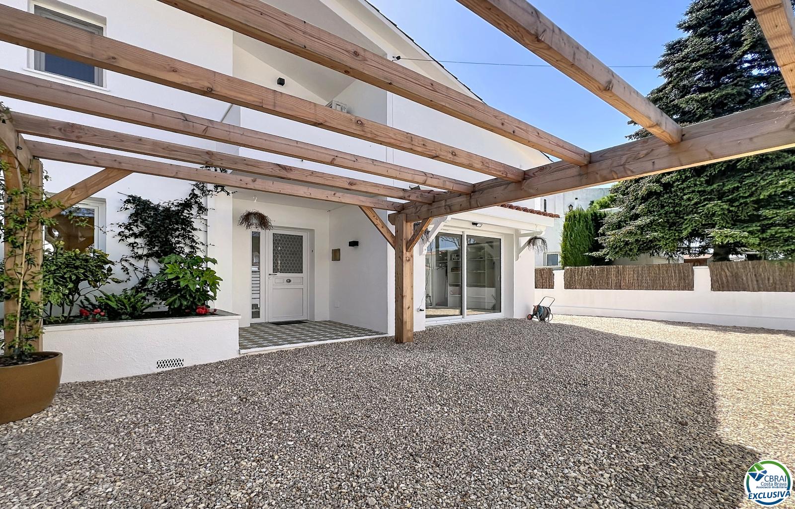 Renovated house with 5 bedrooms and tourist license in Empuriabrava, Peni area. - Ref. CBR6475 - photo 3