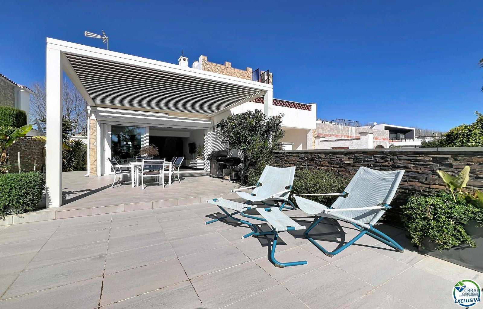 Renovated house in the south, featuring a pool and access to a wide canal in Empuriabrava. - Llobregat - Ref. CBR6415 - photo 11
