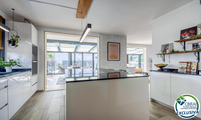 Preciosa casa reformada en el centro de Empuriabrava