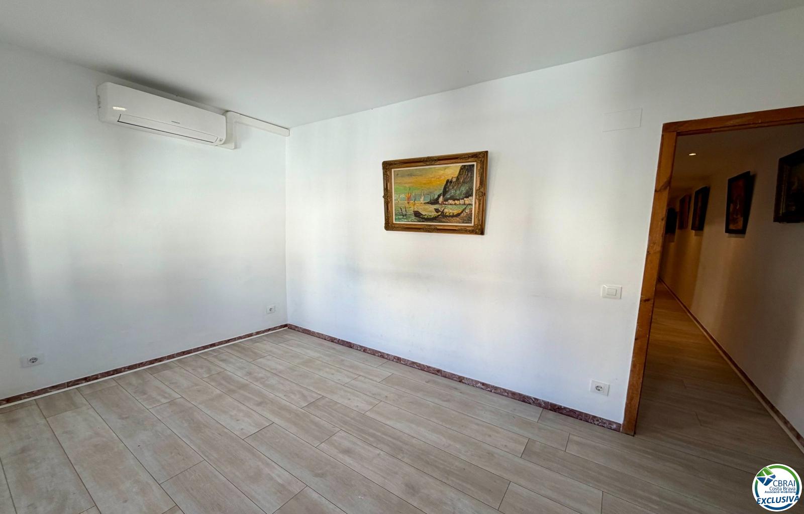 For sale renovated 2-bedroom apartment in the center of Roses, 50m from the sea - Centre - Ref. CBR6411 - photo 8