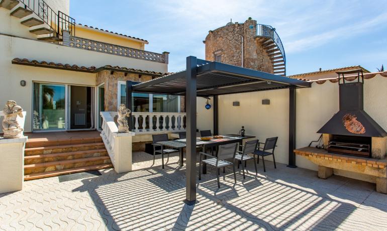 Villa Mediterránea con Encanto Rústico y Amarre Privado de 12.50 m en Empuriabrava