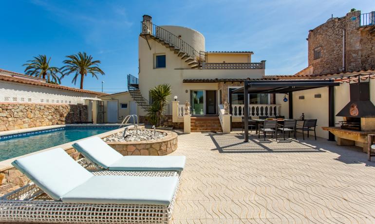 Mediterrane Villa mit Rustikalem Charme und Privatem Liegeplatz 12.50 m in Empuriabrava