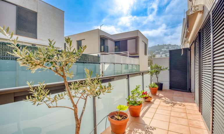 Nice and modern house near the center, with pool and garage