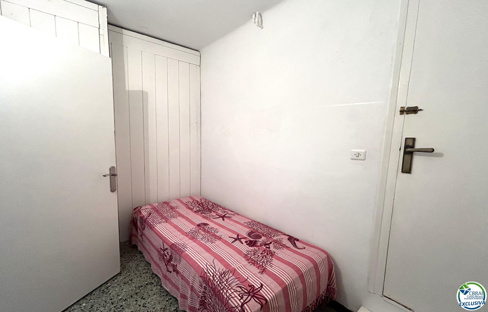 House in Llançà with a tourist license, sea views, and just a few meters from the beach. - Grifeu - Ref. CBR6637 - photo 39