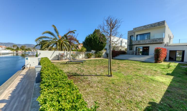 Luxurious Contemporary Home with Exclusive Wide Mooring in Empuriabrava