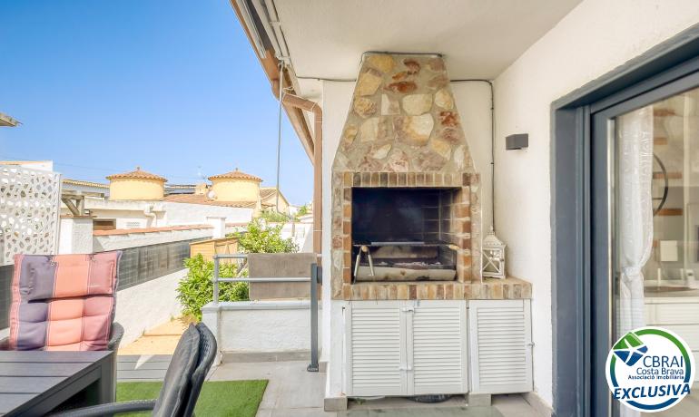 Preciosa casa reformada en el centro de Empuriabrava