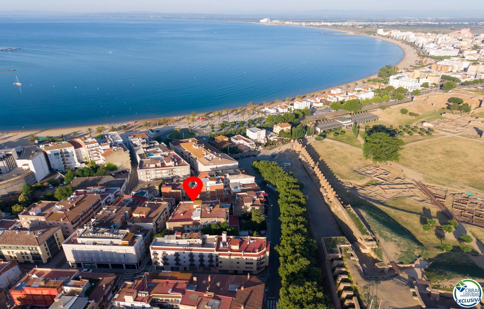 Apartment in the Heart of the Town Centre, Just 250 Metres from the Beach. - Ref. CBR6529