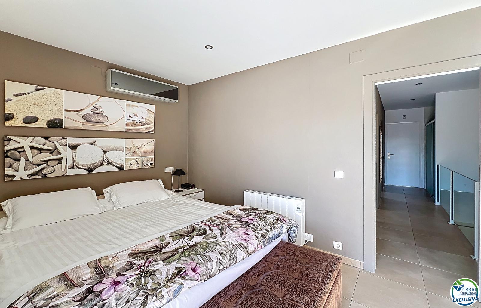 Renovated house in the south, featuring a pool and access to a wide canal in Empuriabrava. - Llobregat - Ref. CBR6415 - photo 25