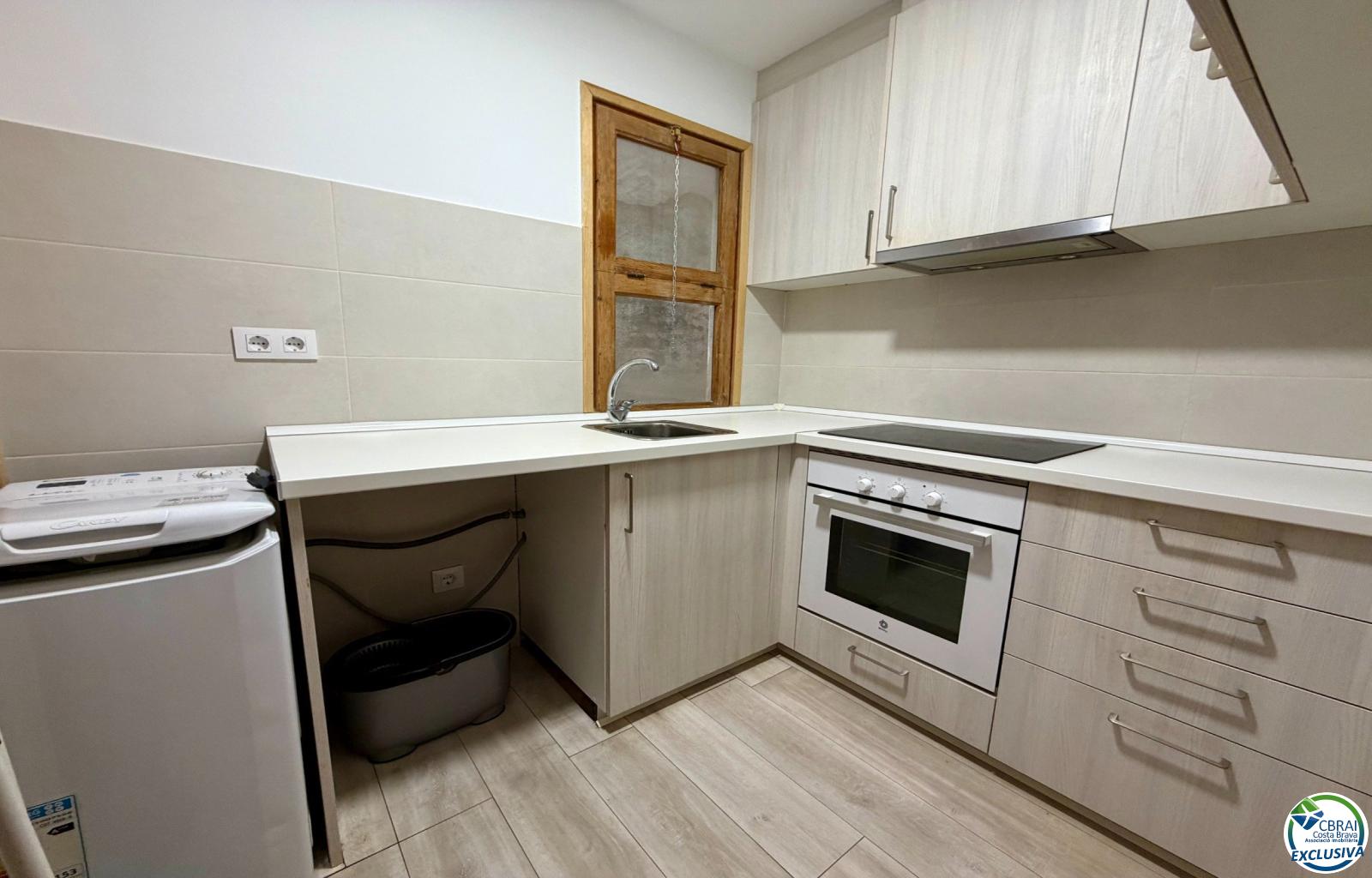 For sale renovated 2-bedroom apartment in the center of Roses, 50m from the sea - Centre - Ref. CBR6411 - photo 3