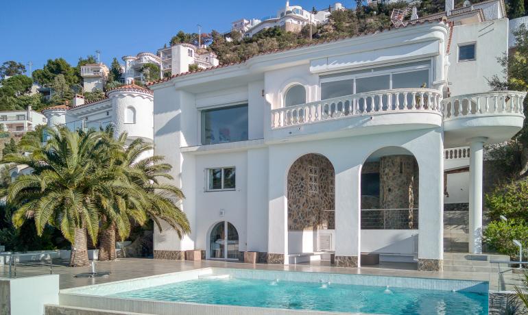 Beautiful house with infinity pool and spectacular views over the Bay of Roses