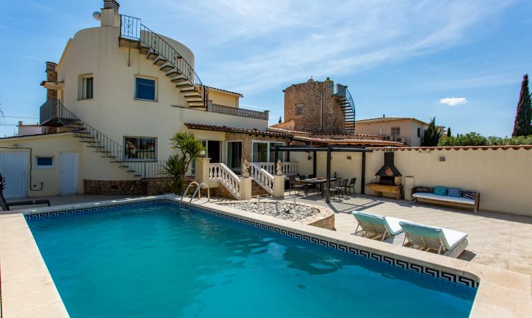 Villa Méditerranéenne de Charme Rustique avec Amarrage Privé de 12.50 m à Empuriabrava