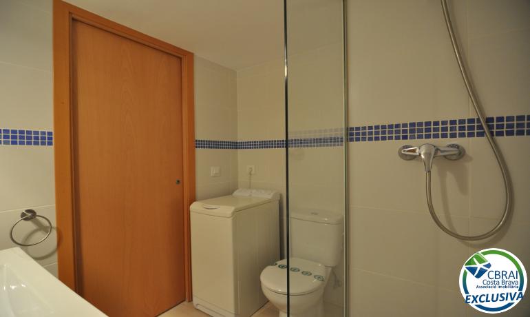 Renovated studio with community pools, garden and parking