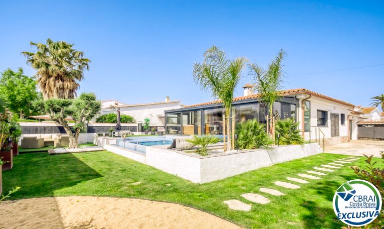Preciosa casa reformada en el centro de Empuriabrava