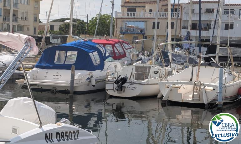 Amarre en puerto privado.