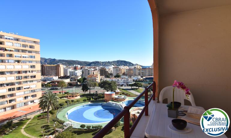 Renovated studio with community pools, garden and parking