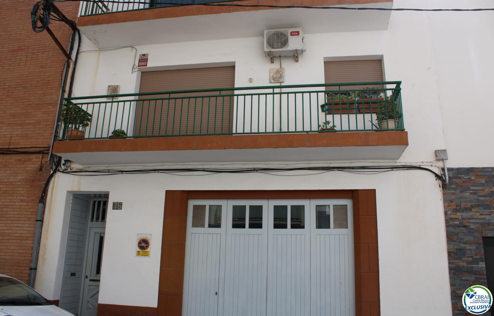 Great building located in the center of Roses of 360m2
