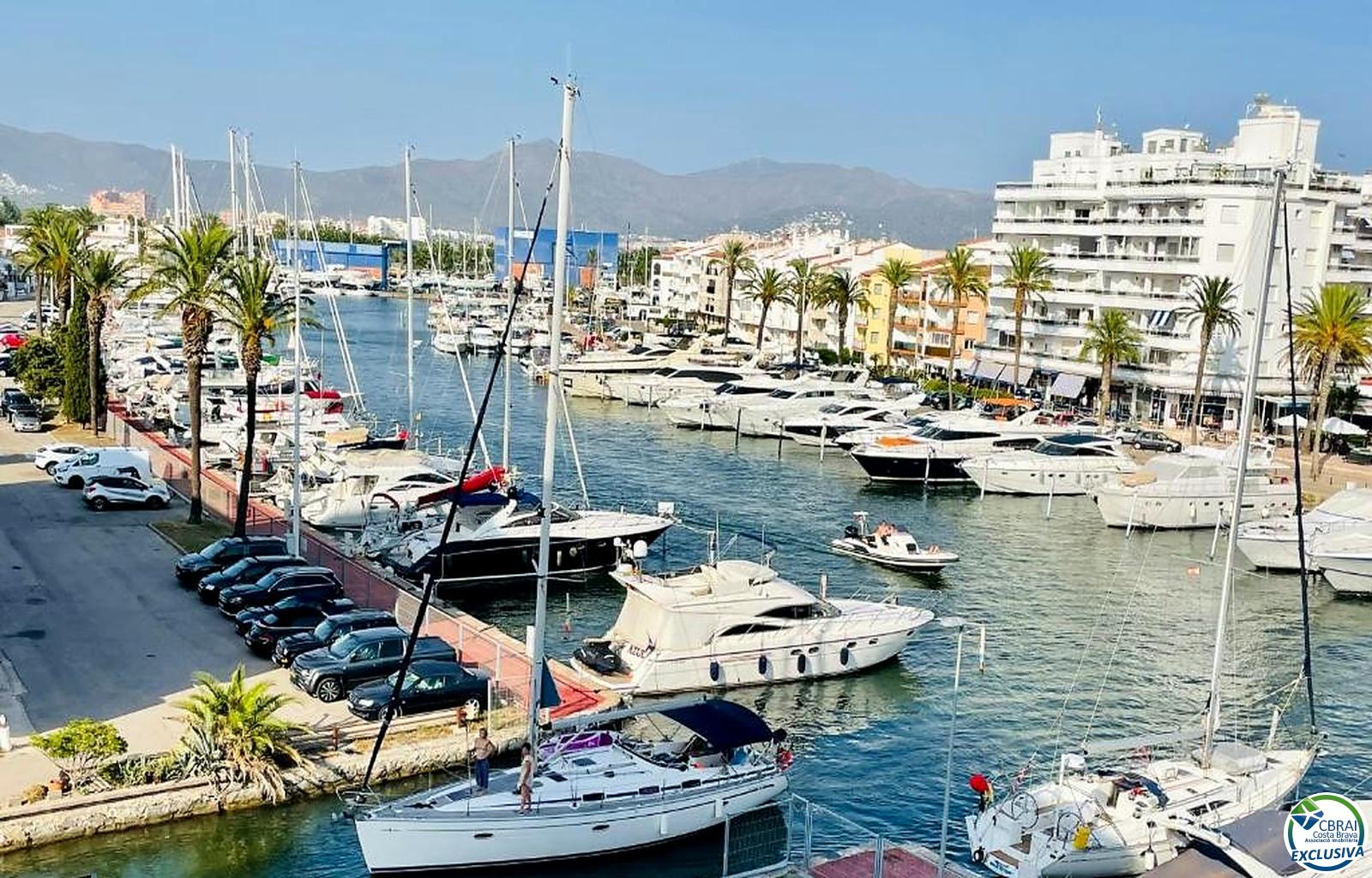 Apartamento totalmente renovado con terraza y espectaculares vistas al canal y al mar, en una de las zonas más buscadas de Empuriabrava