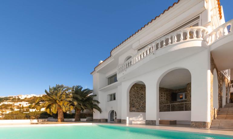 Preciosa casa amb piscina infinita i vistes espectaculars sobre la Badia de Roses