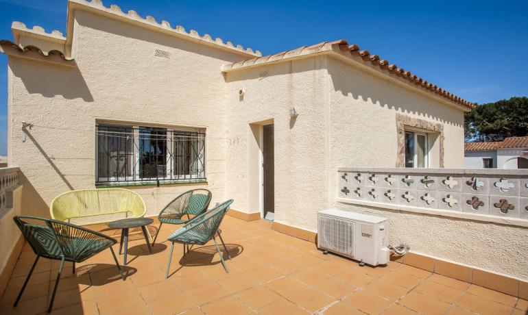 Mediterrane Villa mit Rustikalem Charme und Privatem Liegeplatz 12.50 m in Empuriabrava