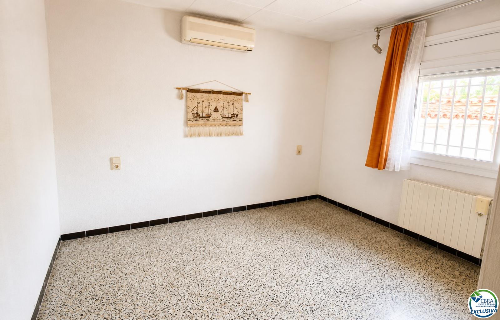 Villa de caractère, terrain de 500 m² et amarrage privé à Empuriabrava - Ebre - Ref. CBR6631 - photo 10