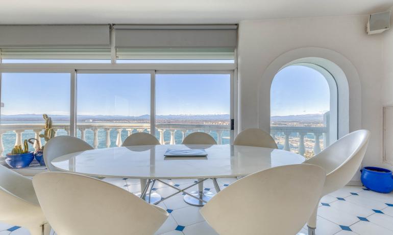 Beautiful house with infinity pool and spectacular views over the Bay of Roses