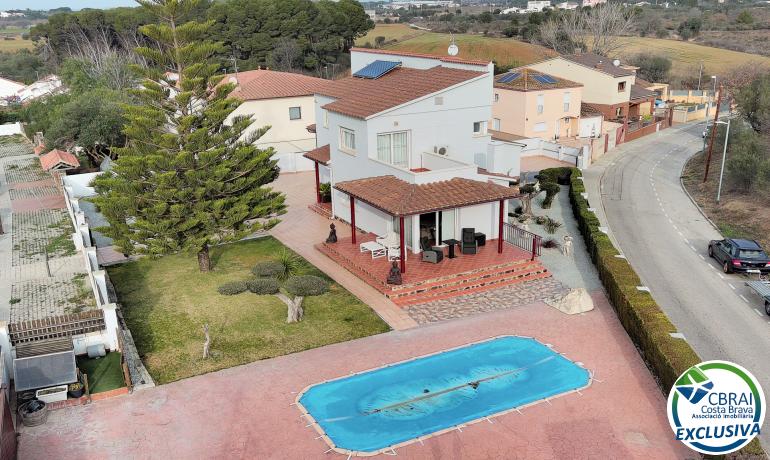 ¡Propriété de rêve à Mas Matas, Roses : Maison individuelle avec grand terrain et piscine privée !