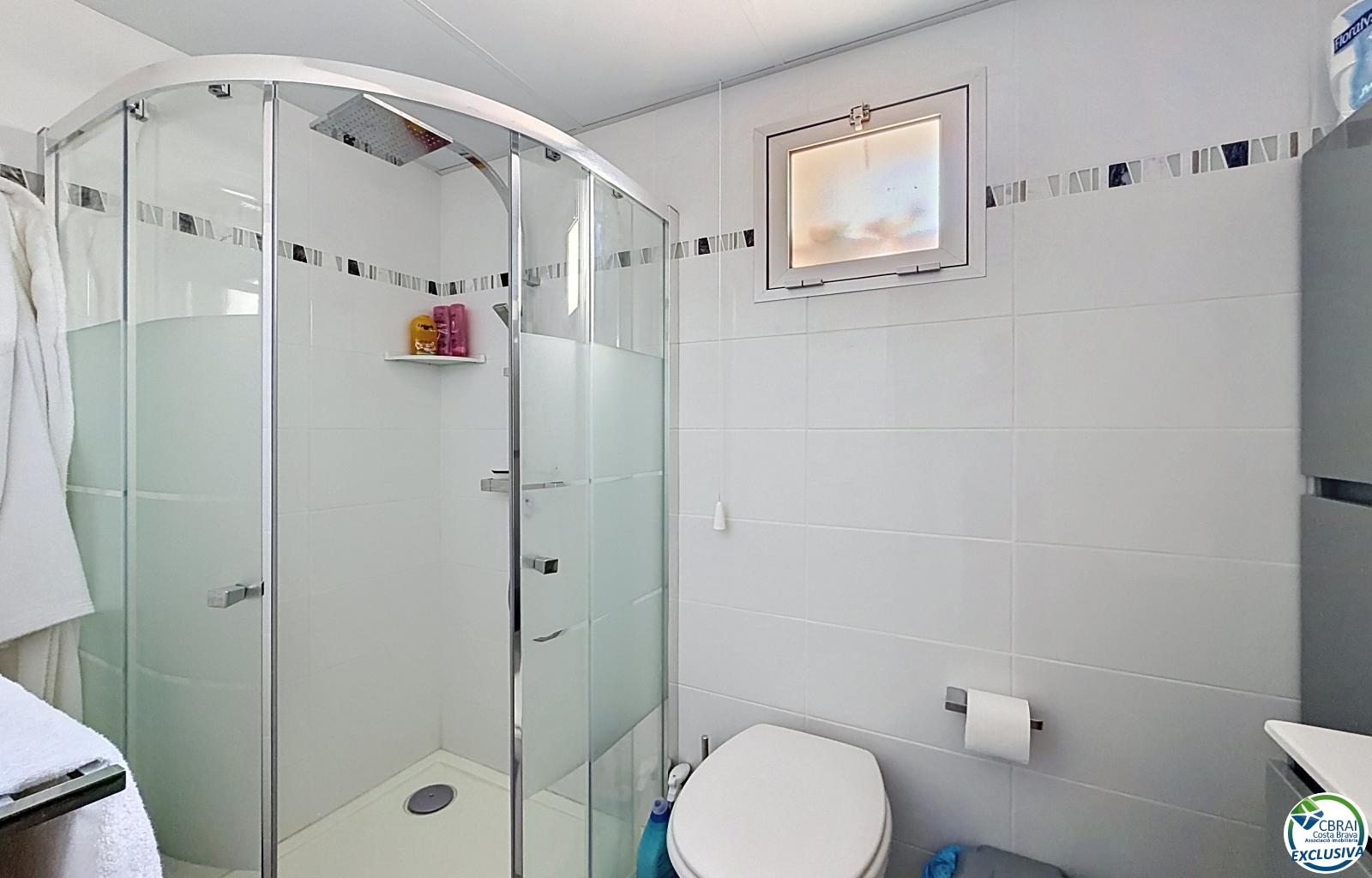 Large renovated studio with a 72 m² terrace, recent veranda, and panoramic views of the Bay of Roses in a residence with a pool and parking - El Cortijo - Ref. CBR6443 - photo 11